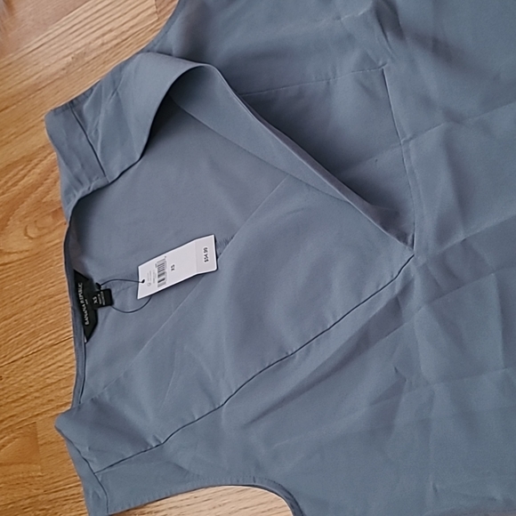 Banana Republic Flowy V-neck Overlap Tank - Picture 3 of 6